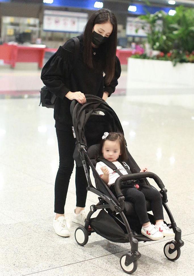 董璇一家搬往澳洲，神情憔悴照顾女儿，一个细节被质疑是摆拍