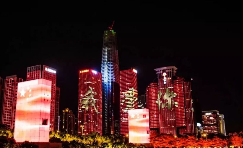 广东深圳:超4181平方米的巨幅国旗亮相深圳广电大厦