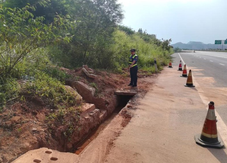 [广西]南宁高速公路管理处:南宁路政大队汛期加