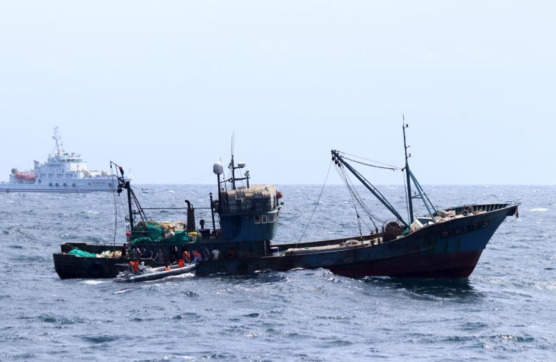 渔船发生翻扣事故,海军吉安舰驰援救人