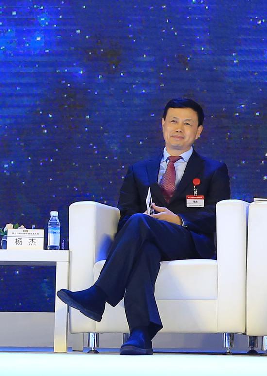 博彩游艺网送彩金,卖不动就改款,奔驰2.0T配后驱,卖迈腾价可被凯迪拉克瞧不起
