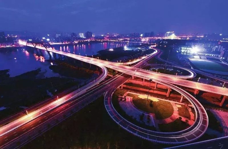 充交通大发展,新建高铁、高速公路,城市道路也