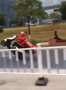 女司机无证超速驾驶酿悲剧 动图 姑娘这手速咋练的?