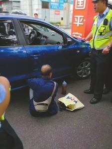 交警赶到事发地处置事故。