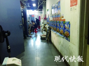 楼道里贴满外卖宣传单。 现代快报见习记者 梅书华 摄