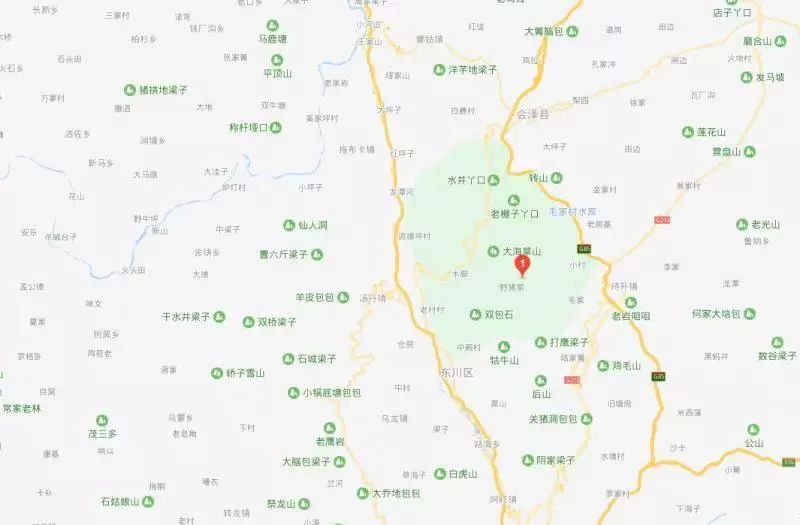 1、自驾: 高德地图导航搜索大海草山国际滑雪场,从昆明出发到会泽全程高速,从县城到滑雪场为县道,路面情况不错,全程约3.5小时。 2、直通车: 乘车地点:昆明北部汽车客运站 发车时间:2018年12月15日起 费用:120元/人(单边) 售票电话:0871-63363638 滑雪攻略住宿篇 住宿在会泽县城不是一个难题,县城里有几家高档型酒店,也有很多舒适的经济型住宿,价格都很实惠,这里也给大家推荐几家,通过滑雪场前台预订还能享受优惠哟! 1、会泽德城华美达酒店(高档型) 地址:会泽县抚军街中段 温德