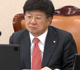 尹相铉(上)、李钟九 视频截图