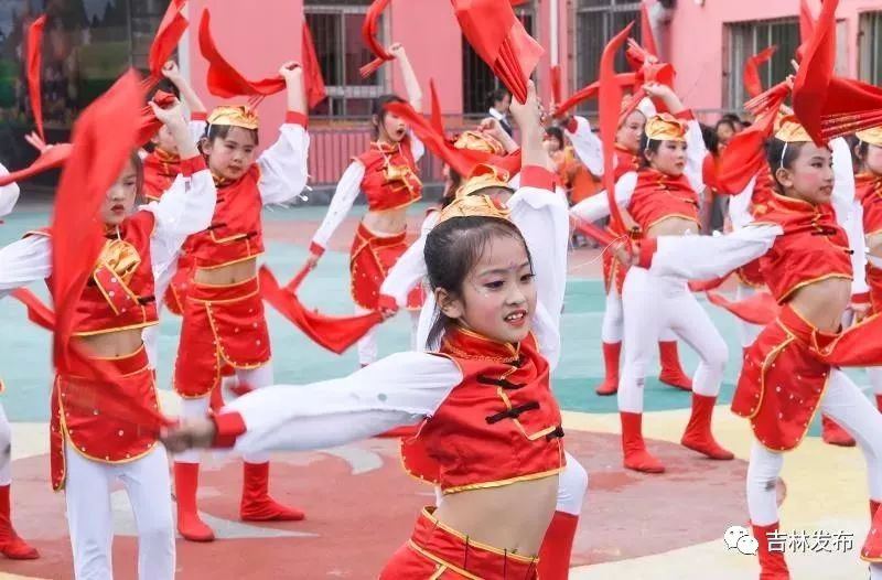 巴音朝鲁在四平与少年儿童欢庆六一 勉励大家