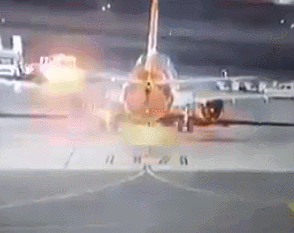埃及机场一波音737客机燃料泄露起火 无人员伤亡