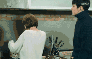 当两个人一起坐车或者看电影的时候,老婆的一偏头就刚好在老公的肩膀