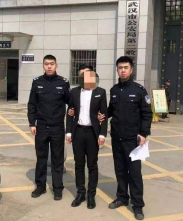 男子强闯地铁拒安检撞倒女安检员 被行政拘留10天