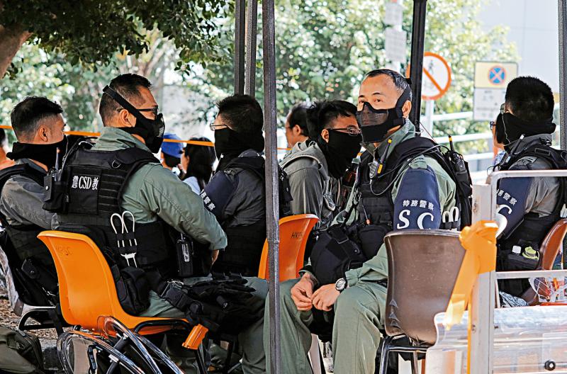  23日，香港警队援军开始到岗执勤。（图源：大公网）