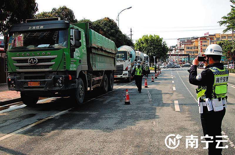 4月15日,南宁交警支队整治泥头车等大型车辆。记者 程勇可 摄