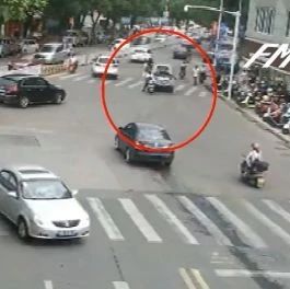 女子骑电动车追尾汽车，非要司机赔偿，交警的回应网友狂赞！