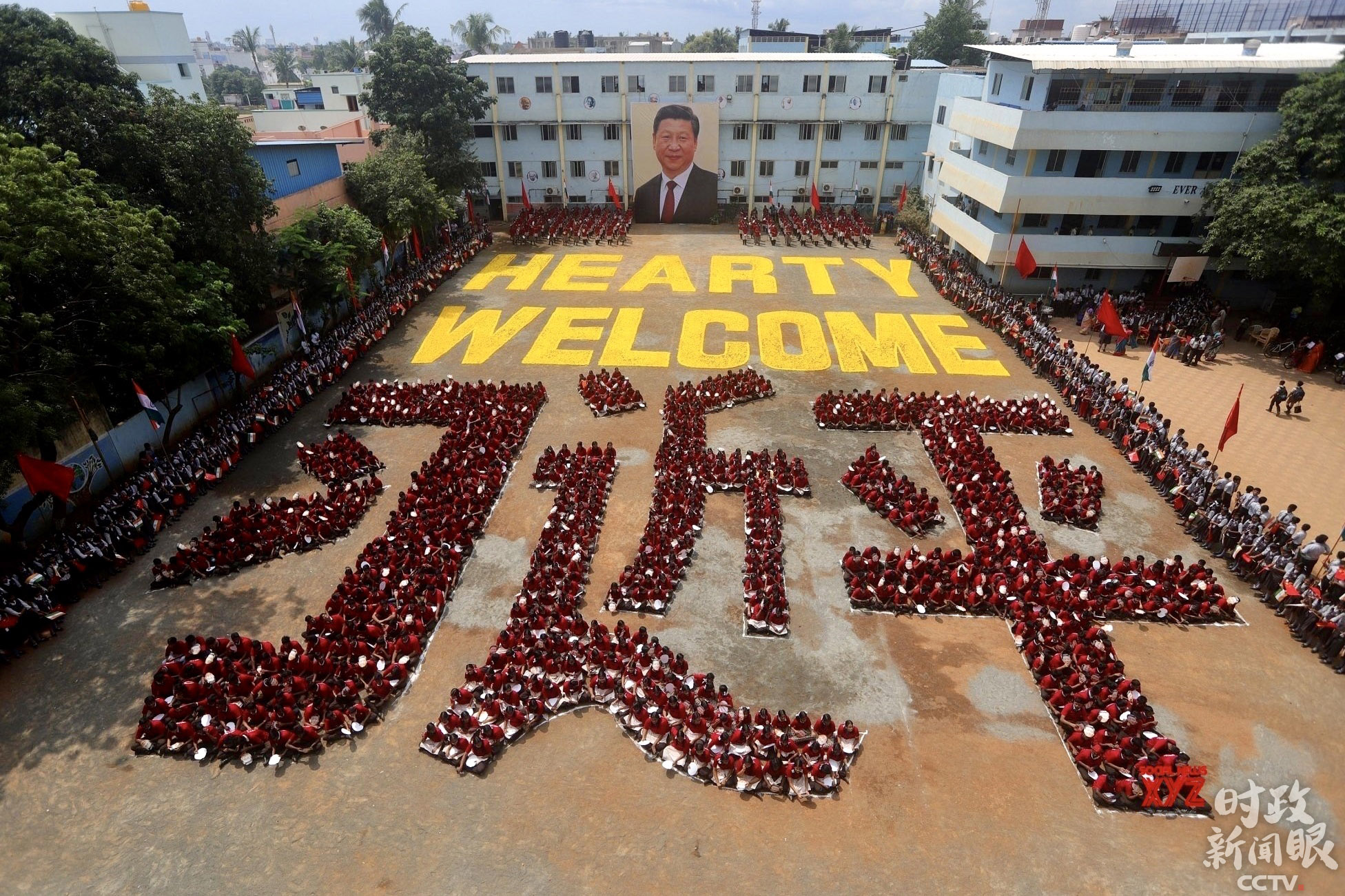 △金奈一所学校约2000名学生摆出“习近平”的汉字，并用黄色字体在空地上写着“HEARTY WELCOME”（热烈欢迎）。他们以这种特别的方式欢迎习主席访问印度。