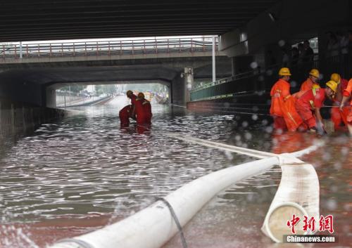 7月16日，受北京暴雨影响，昌平回龙观地区部分路口、路段出现不同程度积水。中新社记者 贾天勇 摄
