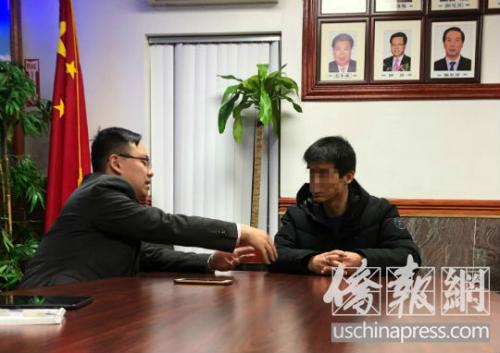 吳聖洋律師(左)提醒華裔民衆注意查詢信用報告。(圖片來源:美國《僑報》記者尹英姿攝)