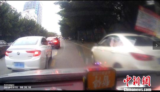 图为出租车行车记录仪显示,前方白色轿车在其前方行驶。受访者提供 图为出租车行车记录仪显示,前方白色轿车在其前方行驶。受访者提供