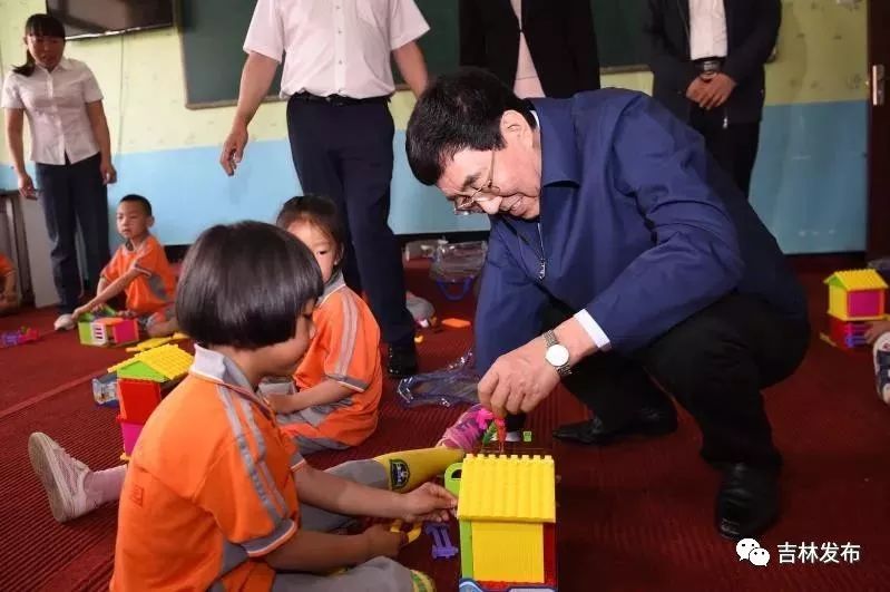 巴音朝鲁在四平与少年儿童欢庆六一 勉励大家