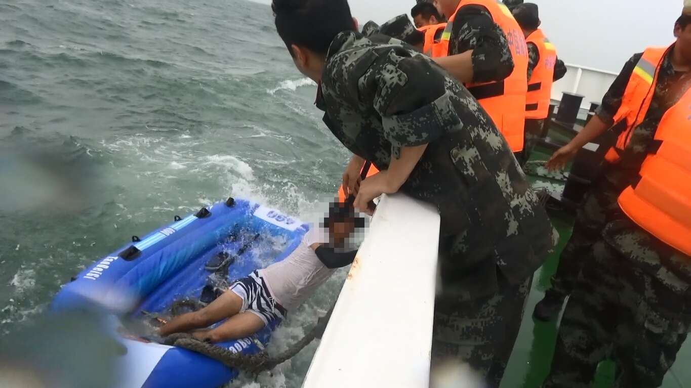 3人乘皮划艇出海遇险 漂流近17个小时后获救