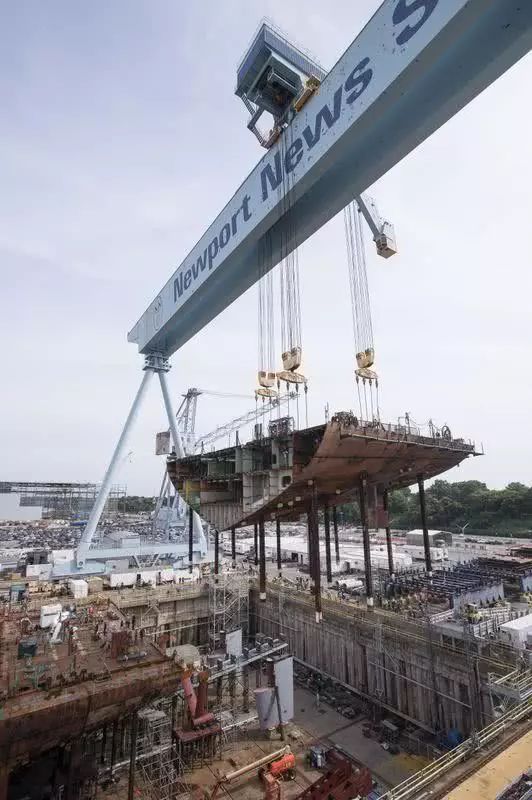 ▲纽波特纽斯船厂的起重机正在吊装船体部件。
