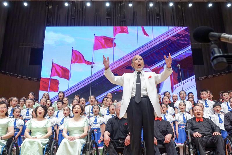 93岁曹鹏执棒《在希望的田野上--纪念改革开放