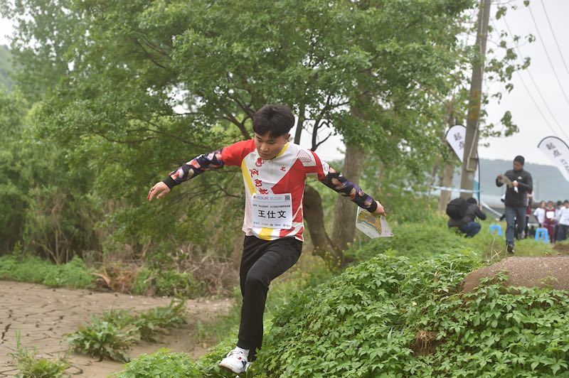 定向越野挑战赛引近千人竞逐汤山山水之间