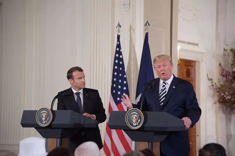 4月24日，在美国华盛顿白宫，美国总统特朗普（右）与到访的法国总统马克龙出席联合记者会。新华社记者杨承霖摄