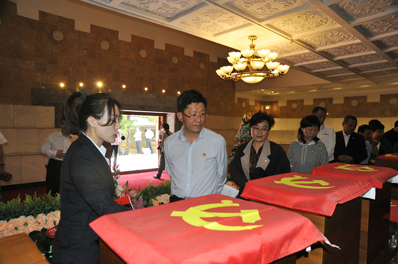 缅怀革命先辈 勤勉敬业工作--记离退休干部局在