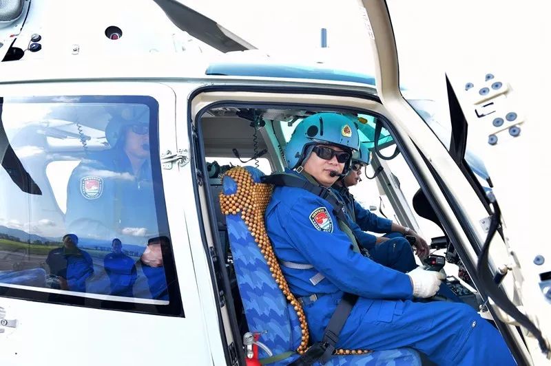 南海舰队航空兵某团新型直升机开展海上导弹实