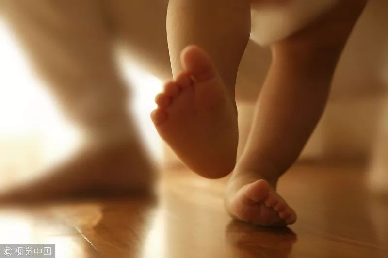家族男孩全夭折 只因患罕见病把自己咬得血肉模糊