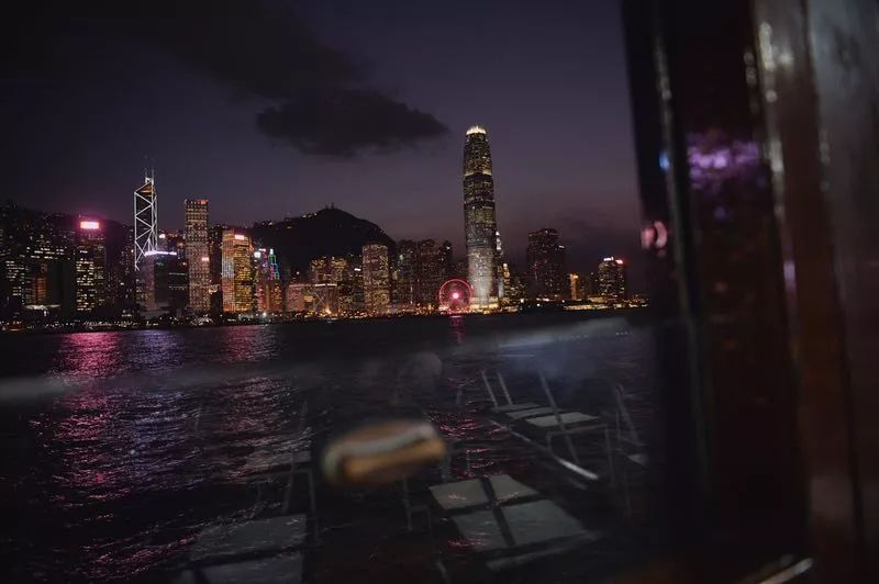 渡轮上的维多利亚港夜景。