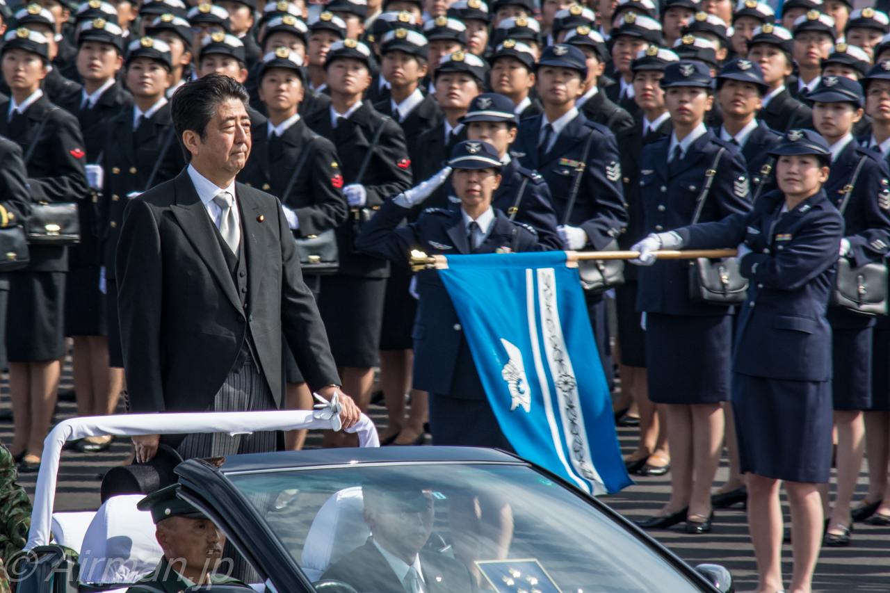 安倍检阅自卫队 称中国海洋活动令日本形势严