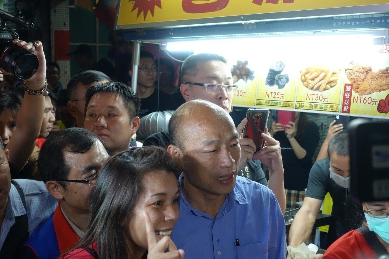 韩国瑜在高雄街头发放鸡排(图片来源:台湾《联合报》)