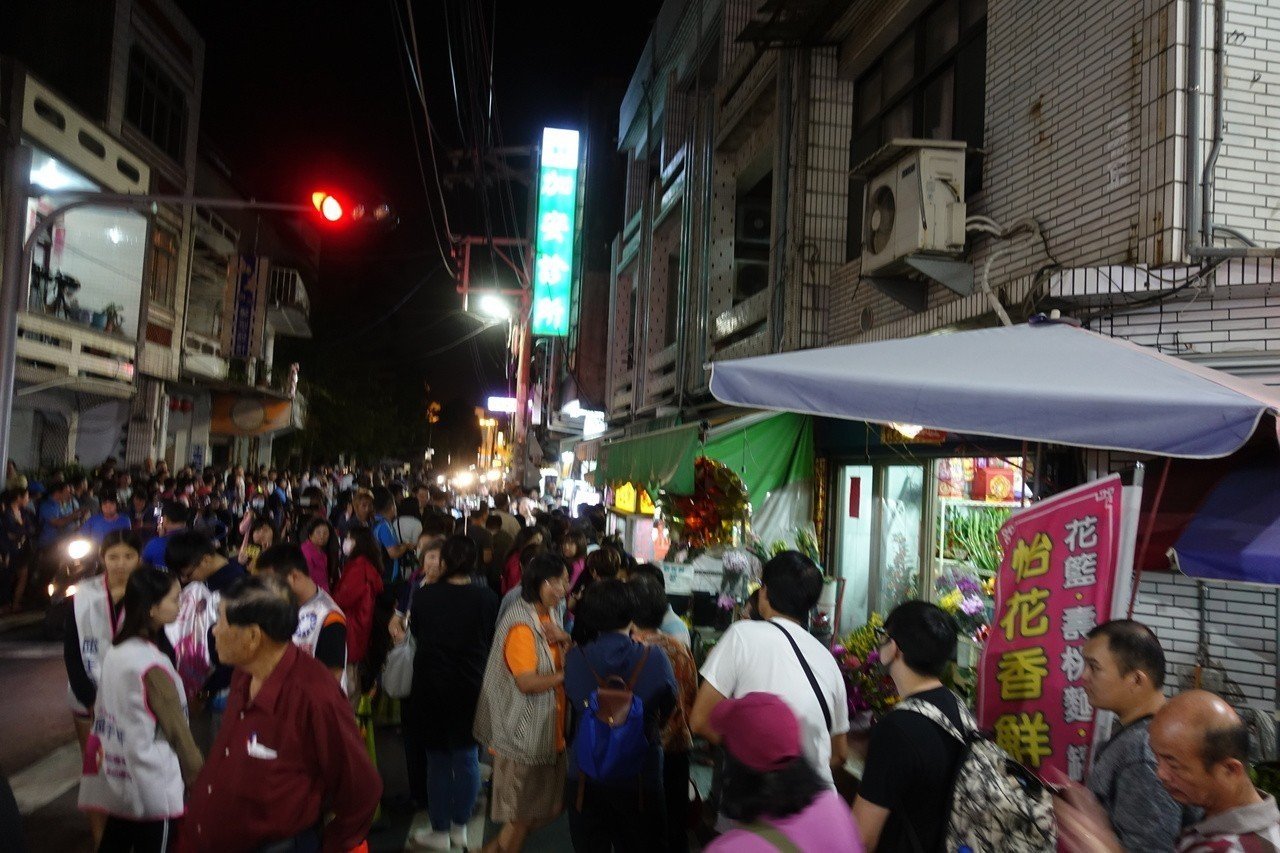 上万市民走上街头参加领鸡排活动(图片来源:台湾《联合报》)