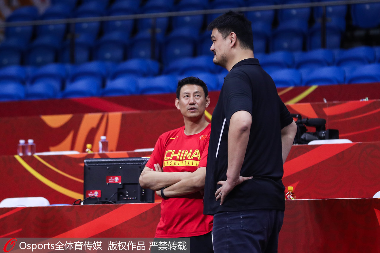  李楠和姚明在训练前交流。