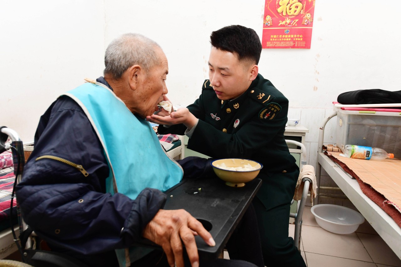 ▲吴景硕在孝子敬老院给老人喂饭