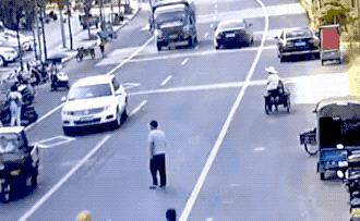 我这一棒子下去居然没有打碎 动图 小姐姐摔疼了么