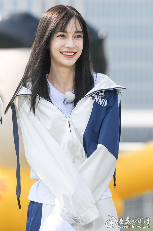 angelababy《奔跑吧》长发造型清新可爱 足球场上挥洒