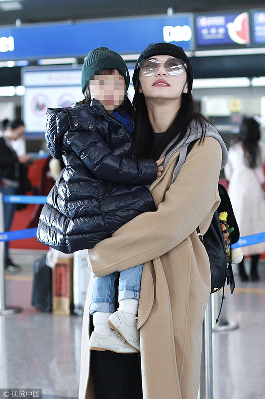 姚晨一家现身机场 画面温馨
