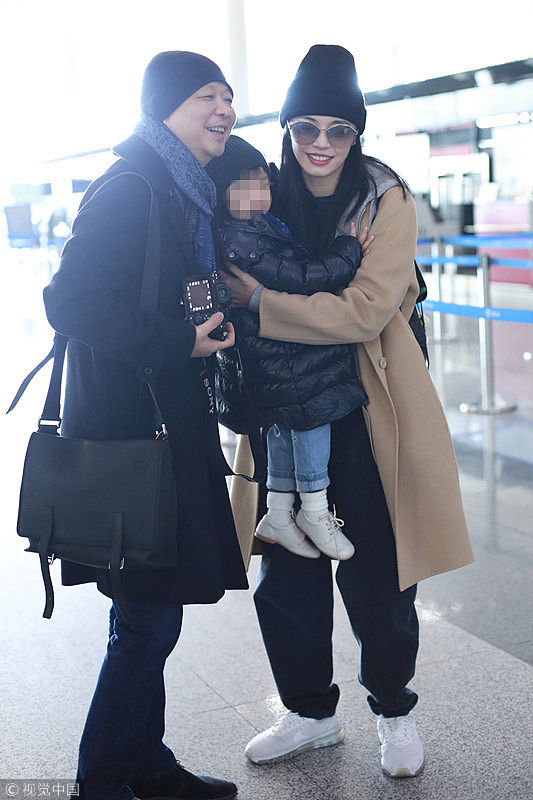 姚晨一家现身机场 画面温馨
