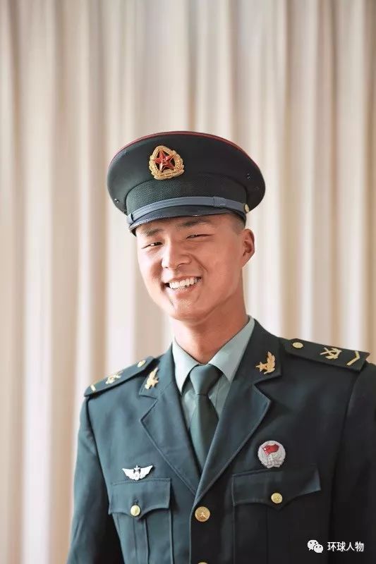 " 袁晋爽回忆,他第一次加入到国旗护卫队是2017年5月17日,那时他还不