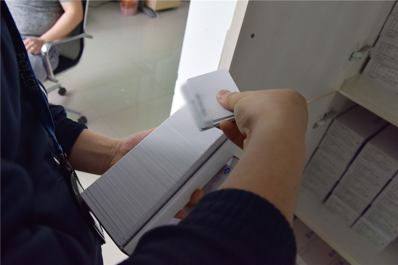 这家公司建起手机墙用来注册微信号,4元一条