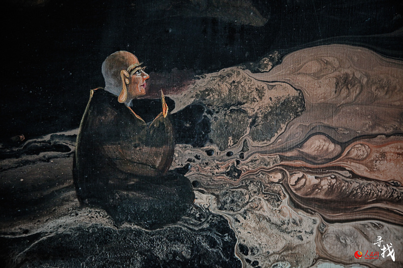 在王亮的画面中,反复出现修行者参禅打坐半侧的背影,描绘修行者的笔触