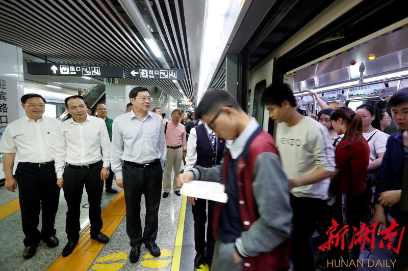 杜家毫乘坐地铁城铁调研轨道交通运营管理工作