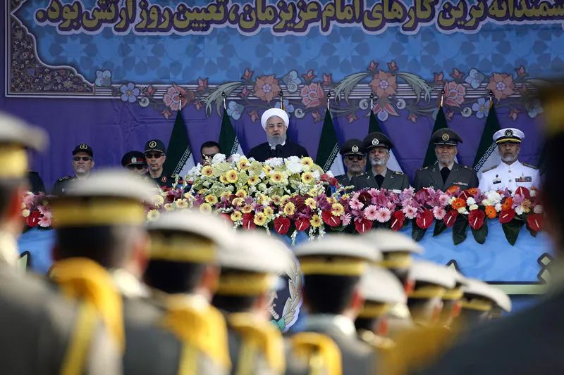 4月18日，在伊朗首都德黑兰，伊朗总统鲁哈尼（中）在阅兵式上讲话。新华社/法新