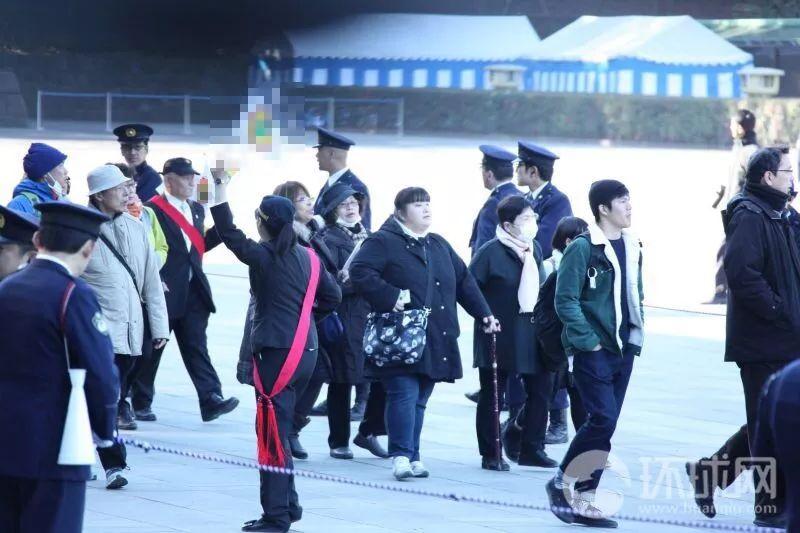 2017年日本天皇庆生,持“台湾民政府”旗帜进场的人。