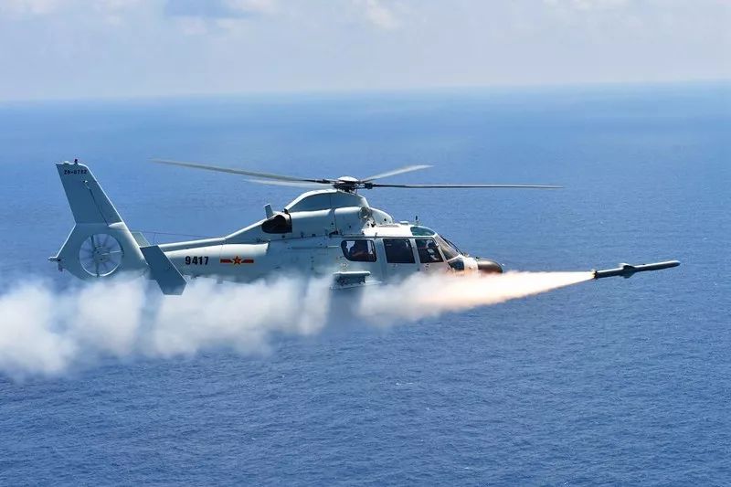 南海舰队航空兵某团新型直升机开展海上导弹实