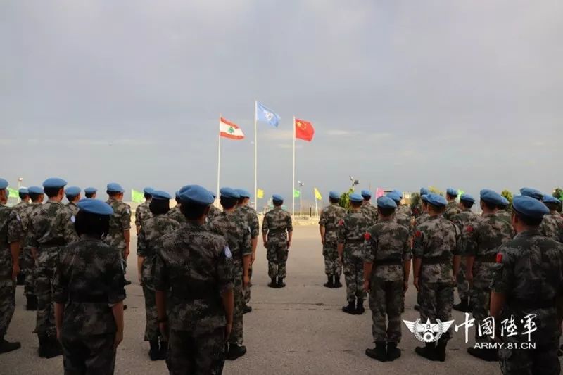 第16批、第17批维和分队官兵共同组织升旗仪式(2).JPG