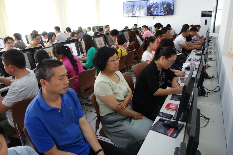 市开展中小学教师信息技术应用能力提升工程